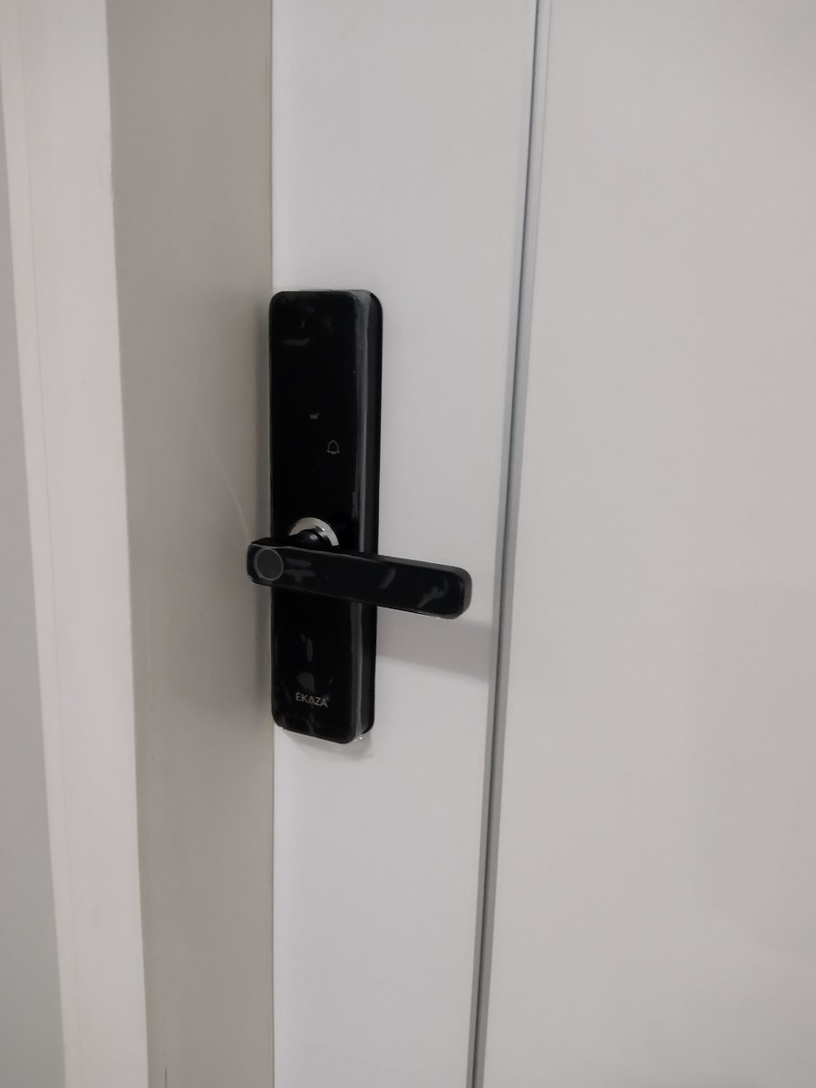 Fechadura inteligente instalada em porta branca